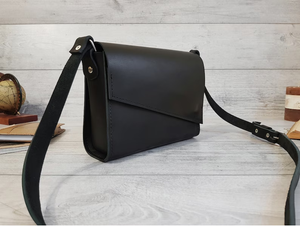 Sac bandoulière en cuir noir personnalisé pour femme, petit sac à main fait main, cadeau pour elle - Product Image 5
