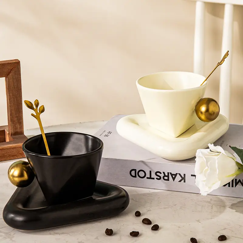 Conjunto de café geométrico de cerâmica e prato, copo criativo de luxo 150ml para presente com bola e alça de bola