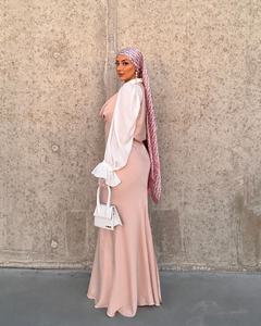 Ensemble Abaya Modeste et Respirant 2 Pièces ODM : 1 Robe Ample à Col Unique Couleur Unie 100% Polyéther + 1 Robe Intérieure à Manches Évasées Couleur Unie - Product Image 3