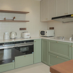 Meubles de cuisine modernes en vert sauge et beige avec panneaux en MDF et surface facile à nettoyer - Product Image 4