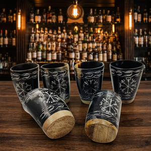 Vaso artesanal de cuerno natural de búfalo, taza grabada estilo vikingo medieval, para compradores mayoristas. - Product Image 1