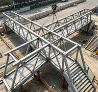 Pont piétonnier en structure acier au design moderne et durable pour passage de centre commercial