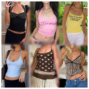 Lot de vêtements d'occasion pour femmes, collection Printemps-Été 2026, incluant manteaux et articles de style cargo - Product Image 3
