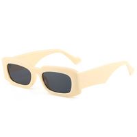 Lunettes de soleil rectangulaires polyvalentes tendance 2024, design carré simple avec verres UV400 pour adultes