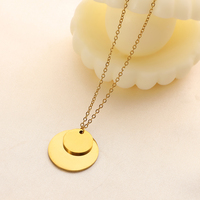 Collier à pendentif en forme de lettre personnalisée en acier inoxydable gravé plaqué or 18 carats simple double pièce ronde