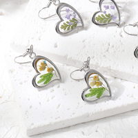 Boucles d'oreilles en acier inoxydable plaqué or 18 carats avec fleurs naturelles préservées en forme de cœur, style bohème, collection Jardin Botanique, nouveauté été, vente en gros