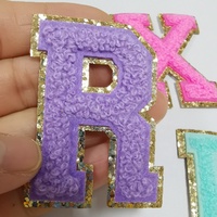 Prêt à expédier : Patchs thermocollants en chenille brodés aléatoires, lettres de l'alphabet anglais, forme de fleur en tissu