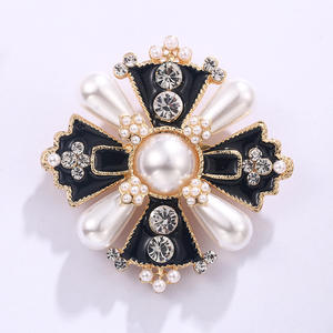 Broche Classique Fleur Croisée Grande en Alliage Or et Argent avec Micro Zircons et Perles, Accessoires pour Enfants et Femmes, Idéale pour Fêtes, Mariages, Cadeaux - Product Image 4