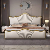 Neue Designs Luxuriöses Kingsize-Bett aus Leder mit Goldrahmen aus Edelstahl, Hohes Doppelbett mit Gepolstertem Lederkopfteil