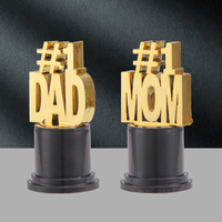 Papa et Maman Forme Design Mini Trophées Personnalisé Noir Base Ronde Argent Coeur et Astronaute Conception Plastique Petits Trophées