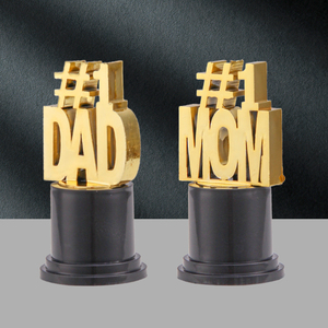 Diseño de forma de <span class=keywords><strong>Papá</strong></span> y mamá Mini trofeos Base redonda negra personalizada Corazón plateado y diseño de astronauta Trofeos pequeños de plástico - Product Image 2