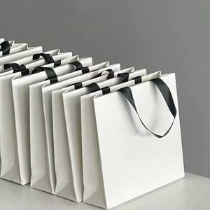 <span class=keywords><strong>GiGO</strong></span> 高級カスタムデザイナーロゴ紙袋包装 ホワイトスペース除去 カスタム小売ギフトバッグ 自社ロゴ入り - Product Image 1