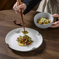 Assiettes et bols en porcelaine Dingyue à double anse et bord ondulé, en grès mat aux tons terreux pour le service quotidien de dîner, pâtes et steaks