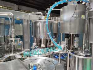 Doanh Nghiệp Nhỏ Tự Động 3in1 Pet Nhựa Đóng Chai Tinh Khiết Khoáng Uống Nước Đóng Chai Điền Máy Hoàn Chỉnh Dây Chuyền Sản Xuất - Product Image 4