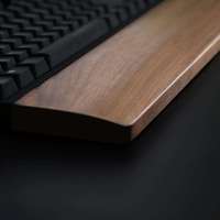 Repose-poignet ergonomique en bois de noyer pour clavier.