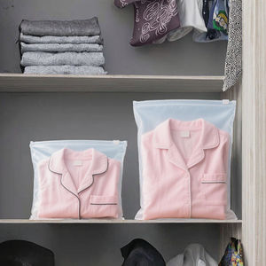 Bolsa de Ropa de Plástico PE Esmerilado de Alta Calidad con Cierre de Cremallera y Impresión Mate para Empaque de Ropa - Product Image 3