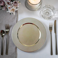 Assiettes de présentation en plastique texturé rouge, or et argent, style luxe léger, réutilisables pour réceptions de mariage et événements