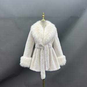 <span class=keywords><strong>Cappotto</strong></span> da Donna Janefur Personalizzato in Pelliccia di Visone Sintetica Marrone con Strisce Morbide, <span class=keywords><strong>Collo</strong></span> a V e Cintura - Product Image 4