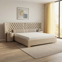 Cadre de lit moderne de luxe royal européen en cuir capitonné beige, rembourré et durable, pour salon avec table de chevet