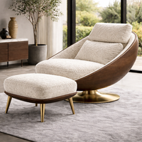 Fauteuil d'appoint moderne incurvé en bouclette avec ottoman, base en bois de noyer et finition dorée, pour salon