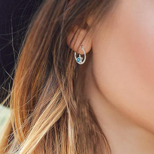 Boucles d'oreilles créoles tortue argentées avec cristaux bleus taille poire sertis clos, pour femme, motif animal mignon, à porter au quotidien - Product Image 4