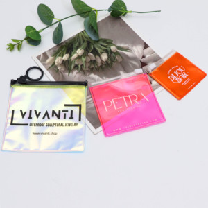 Fournisseurs d'emballages personnalisés en gros, sacs en PVC holographiques à fermeture éclair, petits sacs en plastique pour bijoux, pochettes à fermeture éclair pour l'emballage de bijoux - Product Image 1