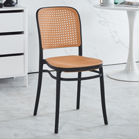 Chaise nordique moderne empilable en plastique rotin avec dossier pour la maison et l'entrepôt