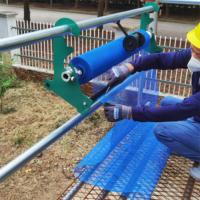 MINOVA Outils de construction OEM Distributeur de rouleaux monté sur table Équipement Coupe-tissu à mailles suspendues pour échafaudage