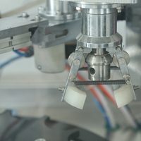 Machine de remplissage automatique pneumatique d'aérosols à commande PLC, haute précision, 1000-3000 BPH, pour produits chimiques, boissons, huiles et sachets
