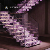 Marches d'escalier en pierre translucide de quartz blanc, de qualité architecturale, avec diffusion de lumière, sur mesure