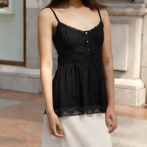 เสื้อสายเดี่ยวผู้หญิงสีดำแต่งลูกไม้ กระดุมหน้า สายสปาเก็ตตี้ ทรงเอ พลีทเนื้อนุ่ม รุ่นใหม่ล่าสุด 2026 - Product Image 4