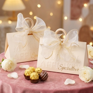Boîte à dragées de mariage triangulaire avec poignée en bois, nœud en organza, carton ivoire, logo personnalisé en relief, emballage cadeau - Product Image 1