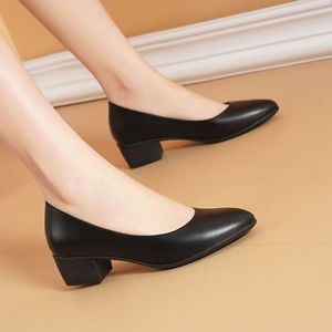 <span class=keywords><strong>Scarpe</strong></span> di cuoio di <span class=keywords><strong>grandi</strong></span> dimensioni per le lavoratrici in Europa e in America stanno vendendo bene in Africa in 2025 - Product Image 5