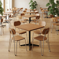 Meubles de restaurant de style moderne, tables sur mesure, avec bords inclinés sur les bords du plateau en contreplaqué
