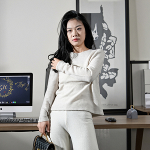 Cardigan élégant en cachemire 100% pour femmes de bureau doux comme la <span class=keywords><strong>brume</strong></span> matinale et élégant sans effort avec logo sur le devant - Product Image 1