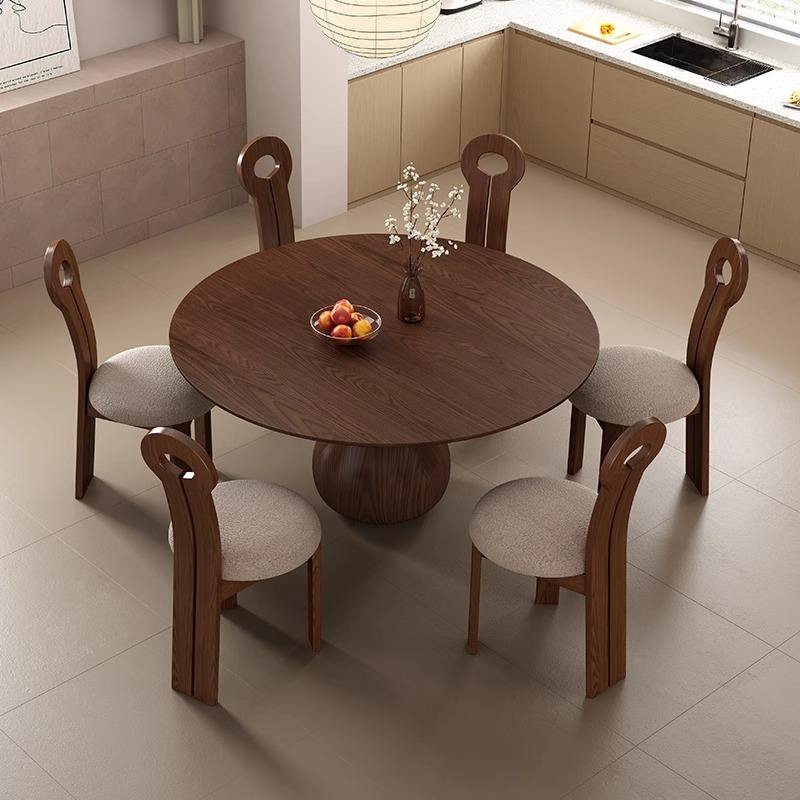 Una mesa con 8 sillas