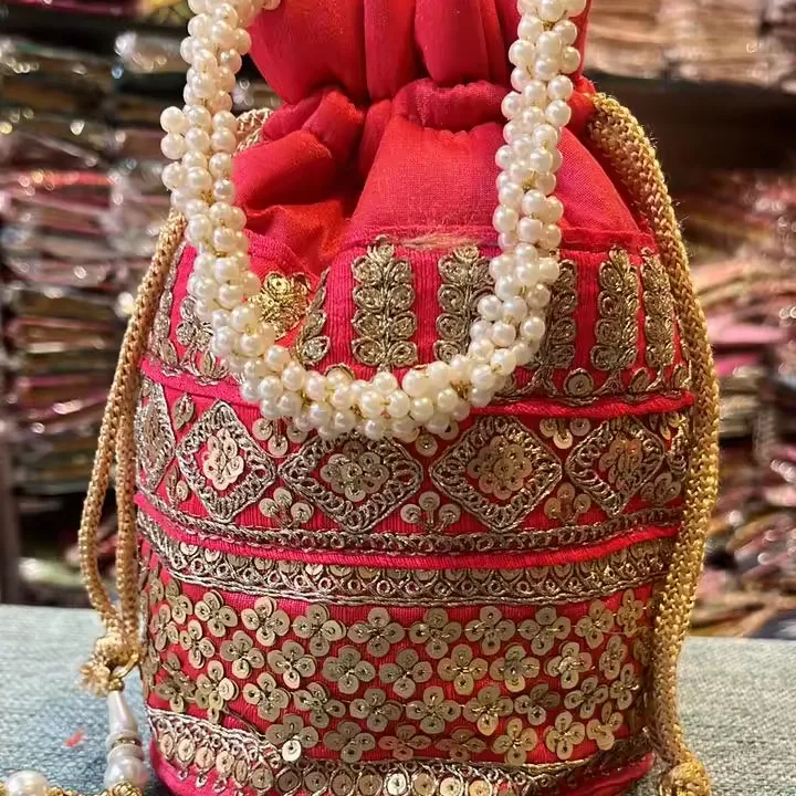 Thủ công mỹ nghệ Bộ sưu tập của phụ nữ sang trọng zari & tikli làm việc lụa potli ở mức giá tốt nhất Túi ủng hộ đám cưới trở lại món quà cho khách
