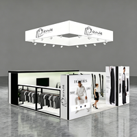 Stand d'exposition modulaire en profilés aluminium pour salon professionnel, 3m x 6m, avec bannière suspendue au plafond