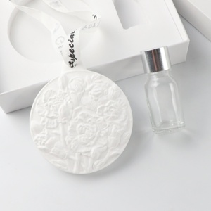 FinRu Armario colgante Coche Ambientador aromático Redondo Blanco Perfumado Cerámica Porcelana Flor Fragancia Difusor de aceite esencial - Product Image 1