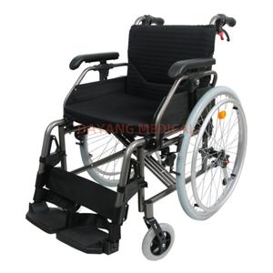 Fauteuil roulant manuel léger pliable portable en alliage d'aluminium standard pour personnes handicapées - Product Image 1