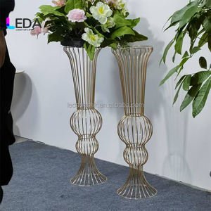 Support de Présentation LEDA Luxe Géant en Métal Doré pour Boule de Fleurs, Vase, Centre de Table, Décoration de Mariage et Événements - Product Image 1