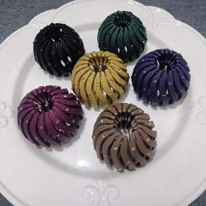 ที่คาดผมทรงโดนัทสำหรับฤดูร้อน แบบไม่ต้องใช้กิ๊บ สำหรับทำผมทรง Messy Bun หรือผมหางม้าสูง พร้อมดีไซน์ประดับคริสตัลวิบวับ สำหรับสั่งซื้อจำนวนมาก - Product Image 1