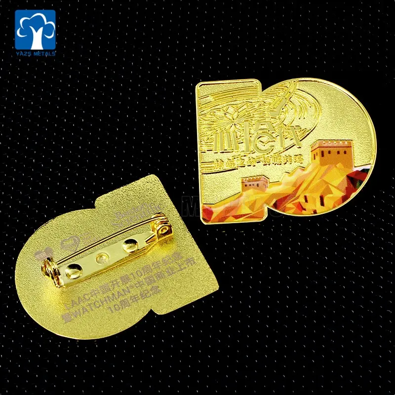 Oro brillante Logotipo de metal personalizado Gran Muralla recuerdo broche de seguridad impresión UV marcado láser alfileres promocionales insignias