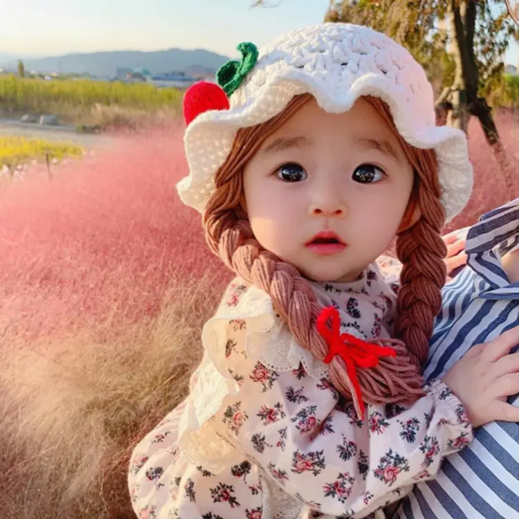 Sombrero trenzado de cerezas para bebé, gorro tejido con gancho de mano, protección para la oreja, chat para bebé recién nacido