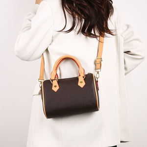 Sac à dos décontracté de luxe pour femme en PU, forme Boston, avec chaînes élégantes et décorations imprimées - Product Image 4