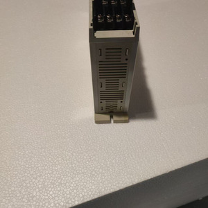 Module de contrôle industriel MDS-B-V2-1005 avec plusieurs connecteurs et borniers pour utilisation en équipement MDS-B-V2-1005 DCS Axis Dr - Product Image 3