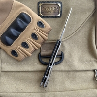 Couteau de poche haut de gamme D2 de chasse pliant de survie innovant avec poignée en acier Logo Laser personnalisable OEM