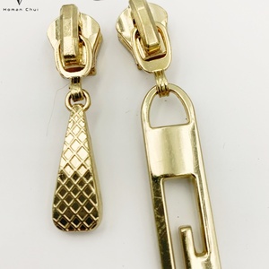 Tirette de fermeture éclair en métal personnalisée avec logo de marque en relief et curseur pour sacs/vêtements - Product Image 5