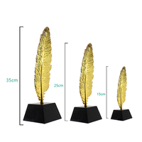 Neues Design Metall-Feder-Statue Gedenkgeschenk Maßgefertigte Schwarze Kristallbasis Goldene Feder Metall-Trophäe