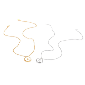 Collar con Colgante de Letra E de 2 cm, Cadena de Acero Dorada y Plateada, Joyería de Moda - Product Image 2